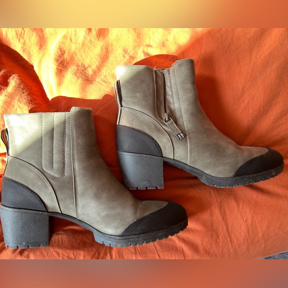 Dr. Scholl’s Healed Boots, Size 9.5, Green and Black Color